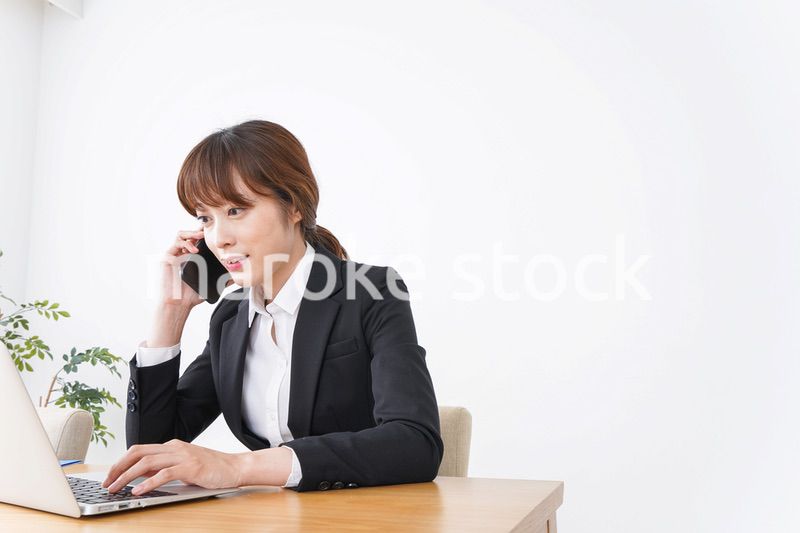 デスクワークをするビジネスウーマン