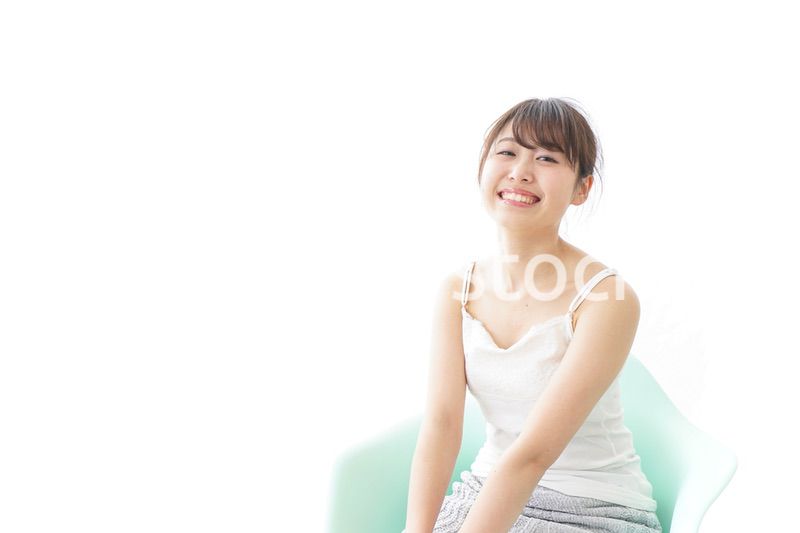 イスに座って喜ぶ女性