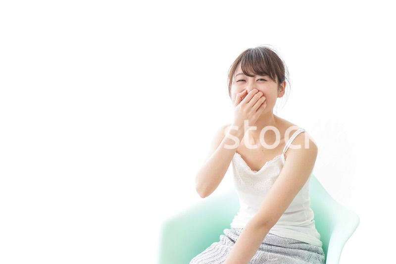 イスに座って喜ぶ女性