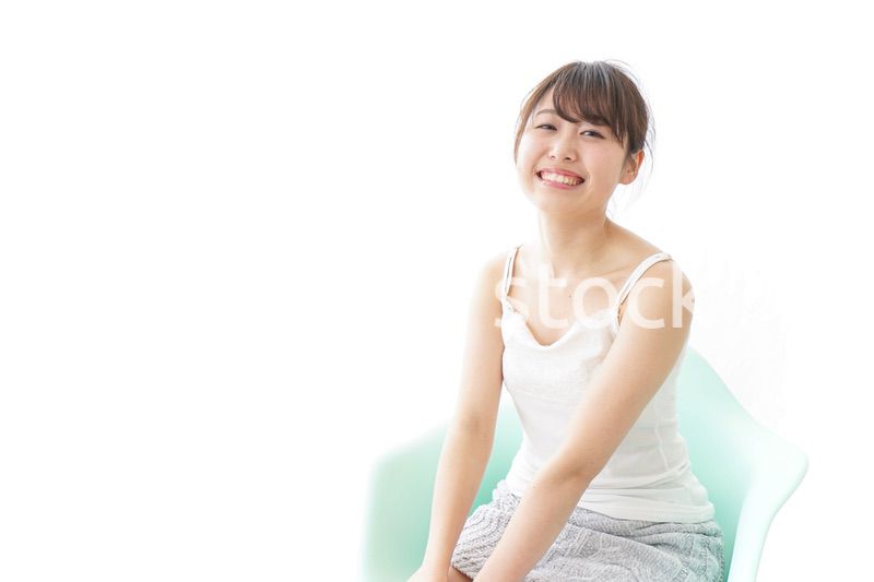 イスに座って喜ぶ女性