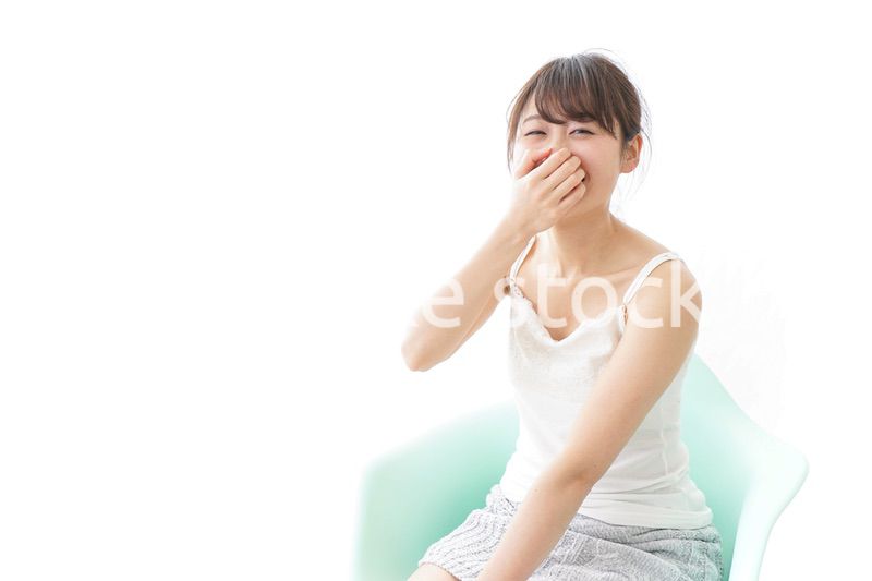 イスに座って喜ぶ女性