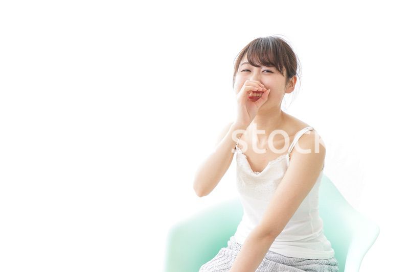 イスに座って喜ぶ女性