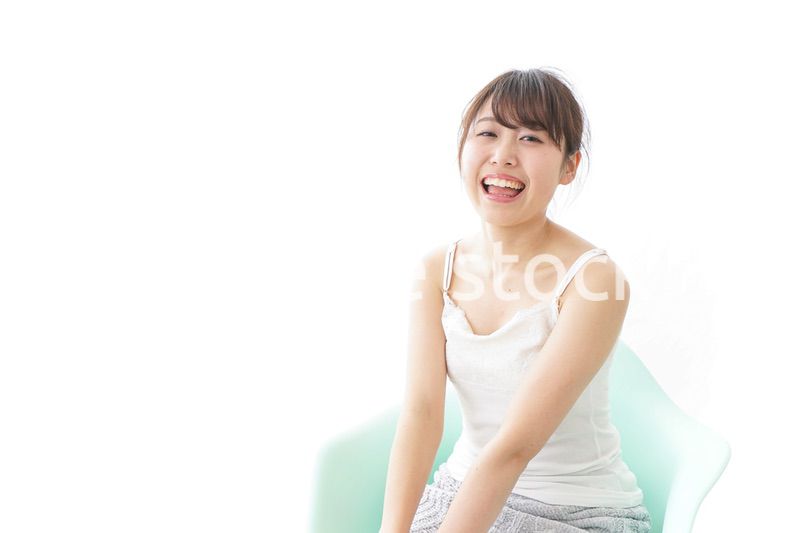 イスに座って喜ぶ女性