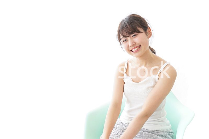 イスに座って喜ぶ女性