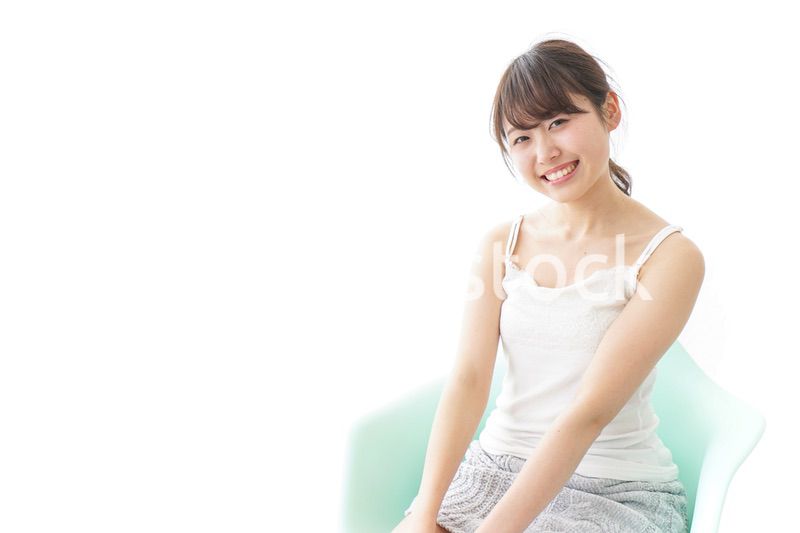 イスに座って喜ぶ女性