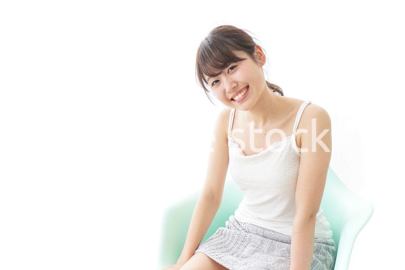 イスに座って喜ぶ女性