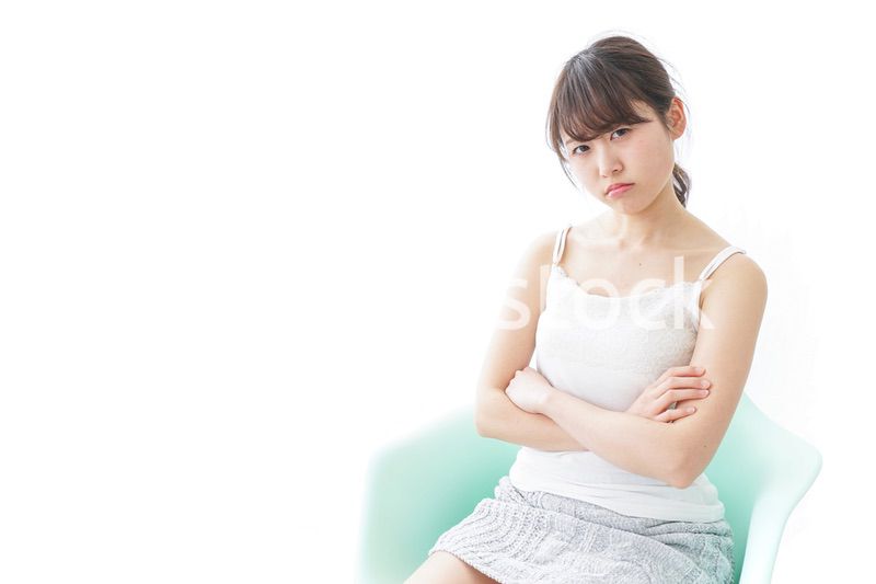 腹を立てる女性