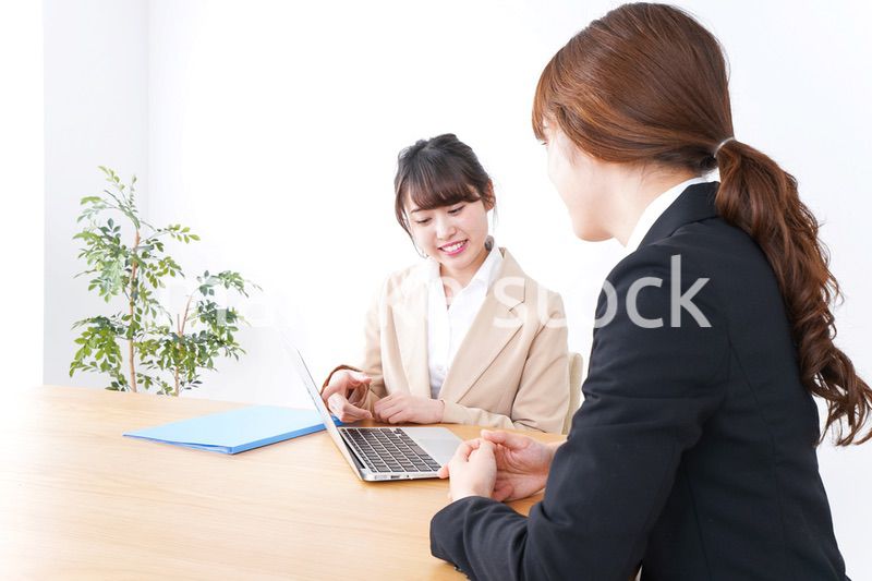 会議をするビジネスパーソン