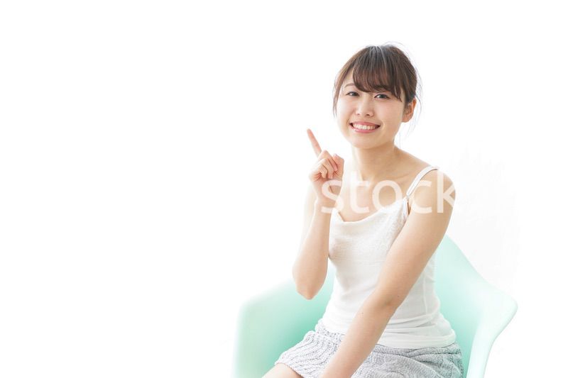 ポイントを指差す若い女性