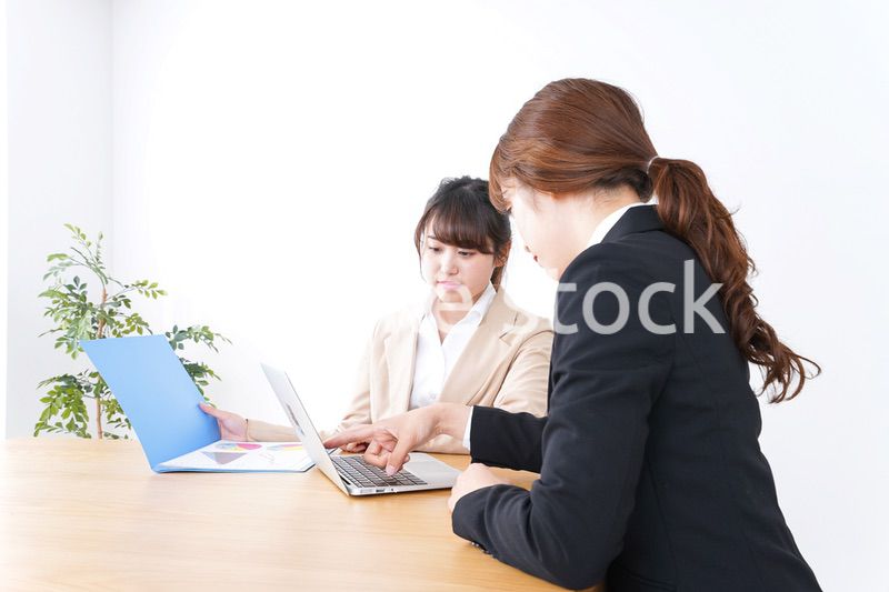 会議をするビジネスパーソン