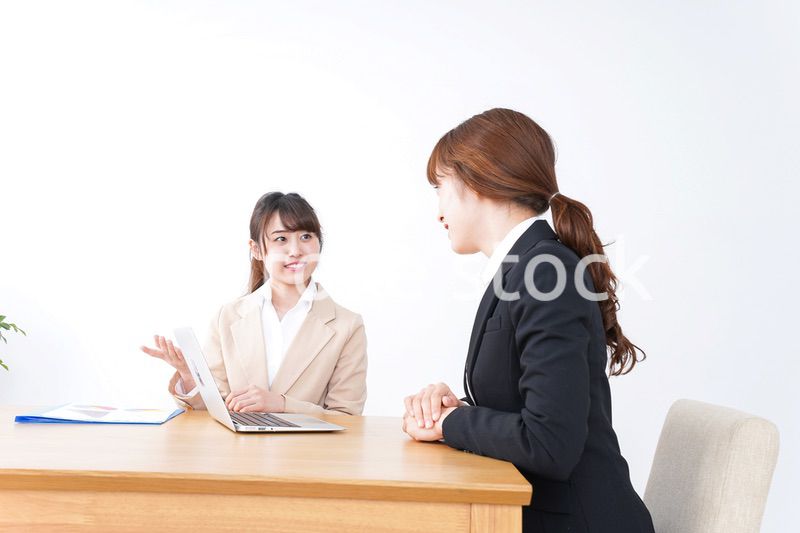 会議をするビジネスパーソン