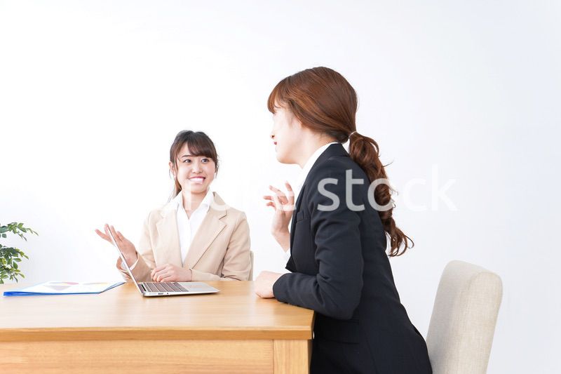 会議をするビジネスパーソン