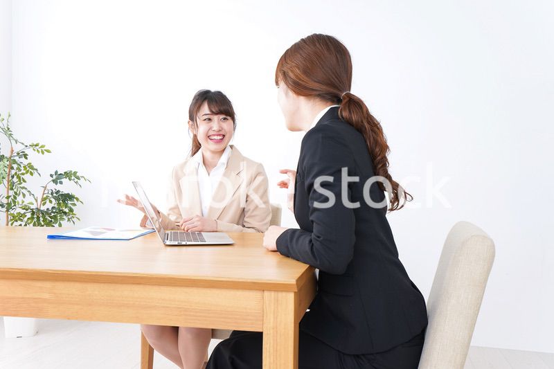 会議をするビジネスパーソン