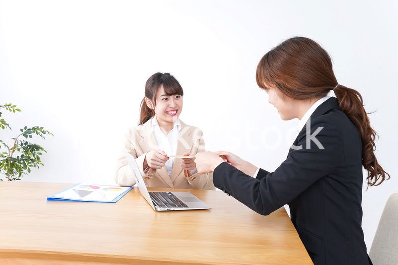 会議をするビジネスパーソン