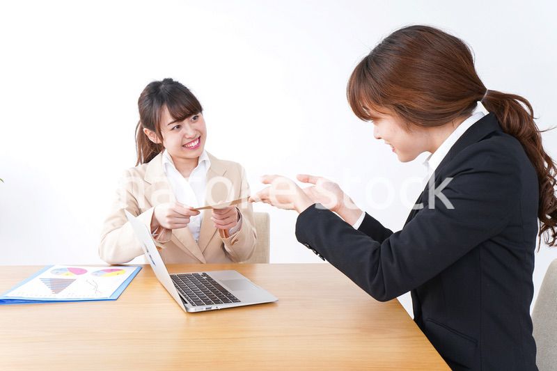 会議をするビジネスパーソン