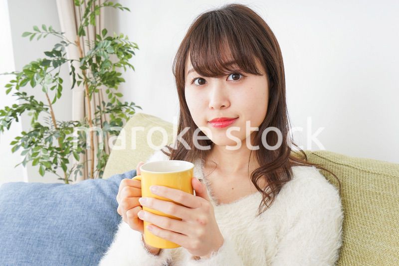 部屋でのんびりする女性