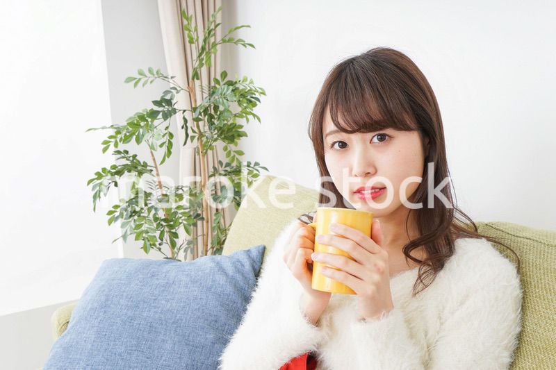 部屋でのんびりする女性