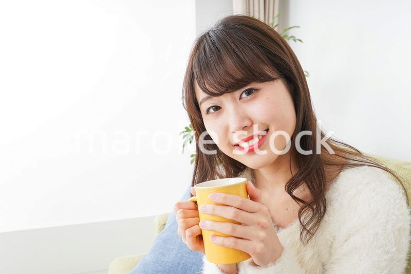 部屋でのんびりする女性