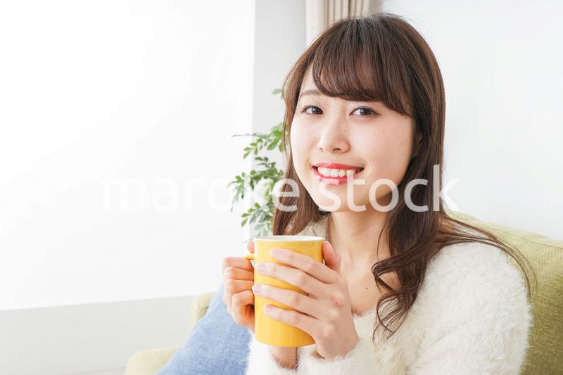 部屋でのんびりする女性