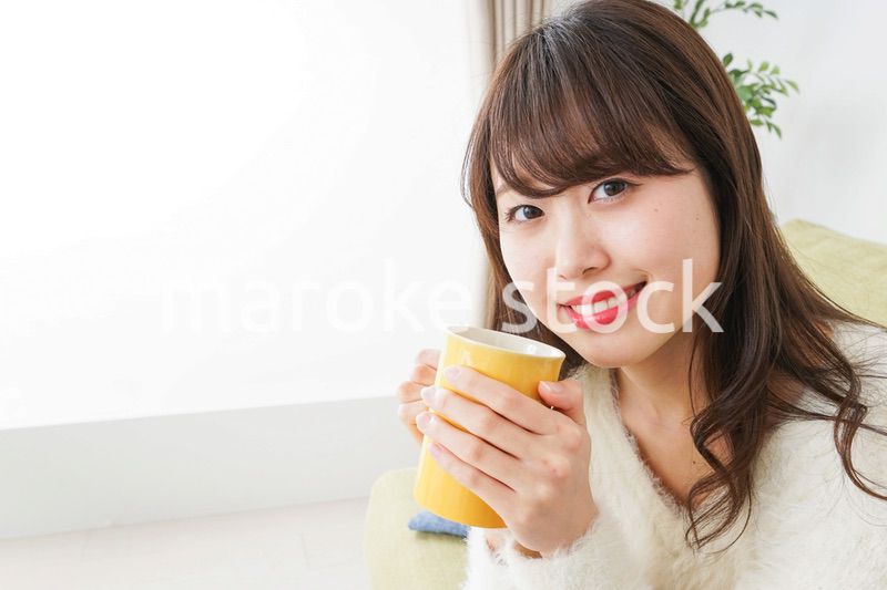 部屋でのんびりする女性