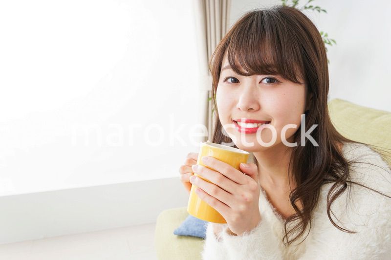 部屋でのんびりする女性