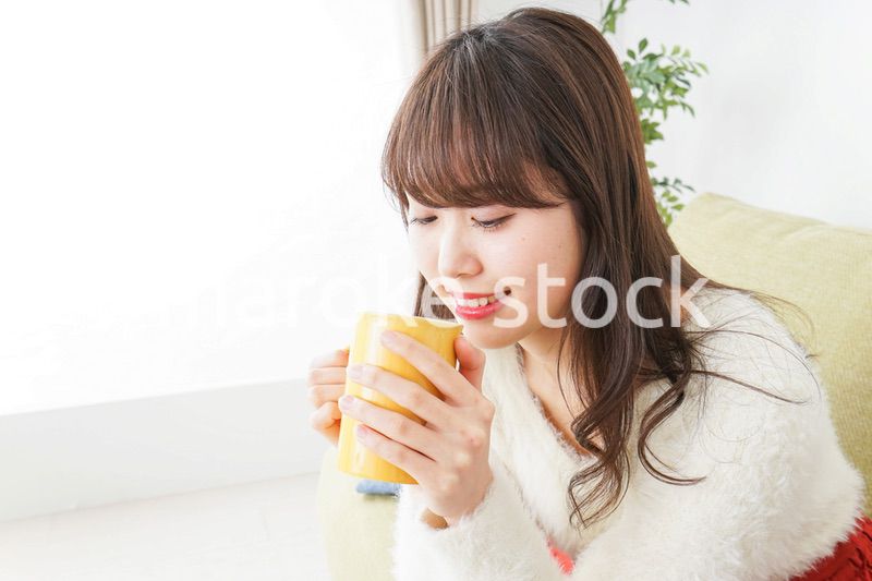 部屋でのんびりする女性