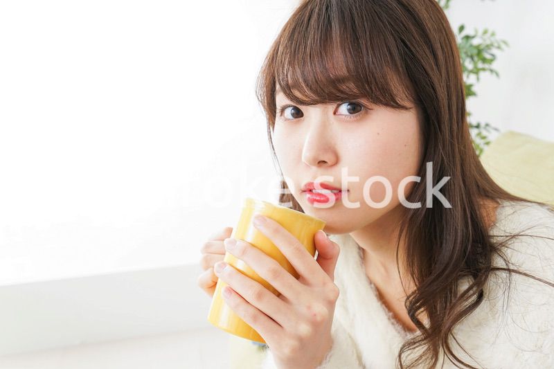 部屋でのんびりする女性