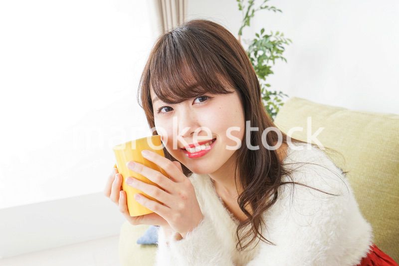 部屋でのんびりする女性