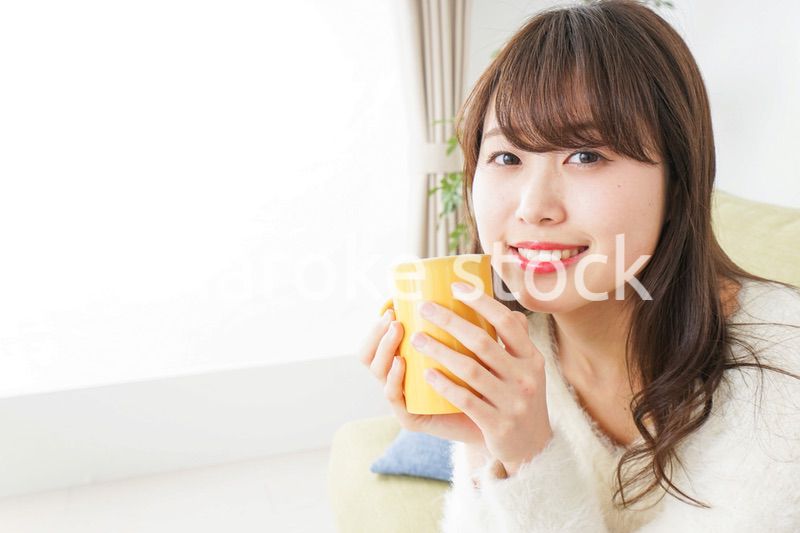 部屋でのんびりする女性