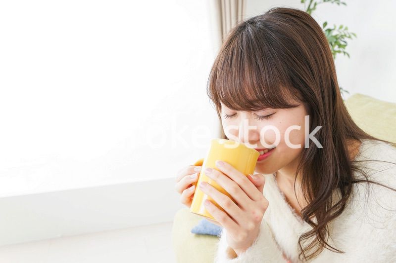 部屋でのんびりする女性