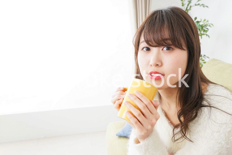 部屋でのんびりする女性