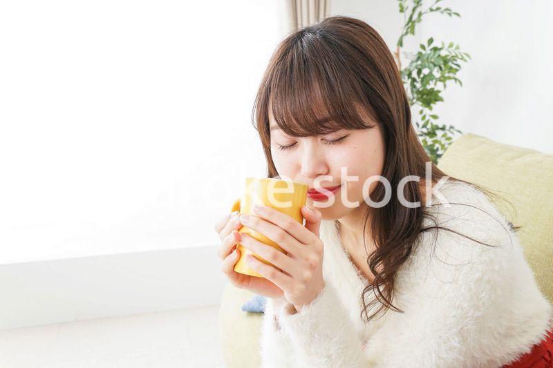 部屋でのんびりする女性