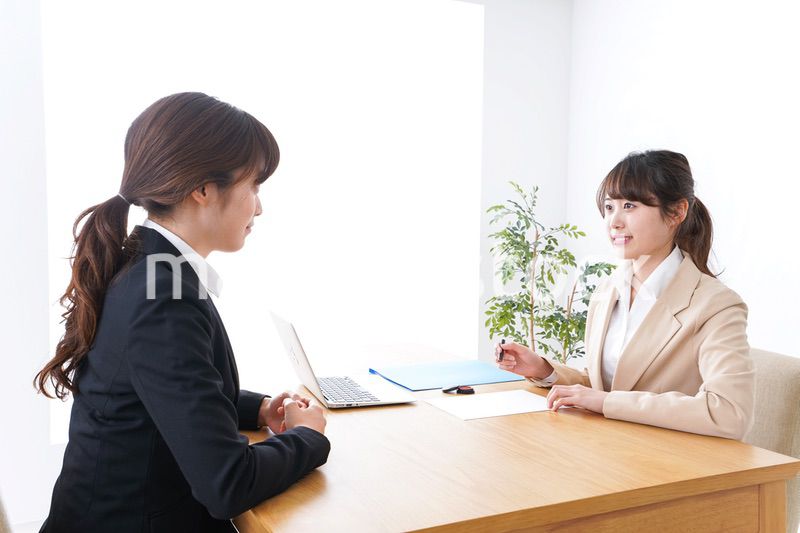 会議をするビジネスパーソン