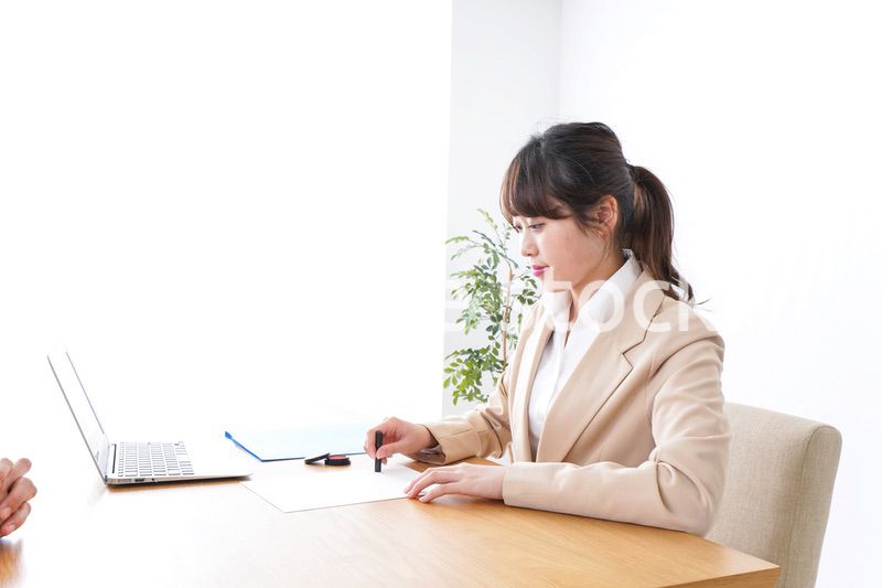 会議をするビジネスパーソン