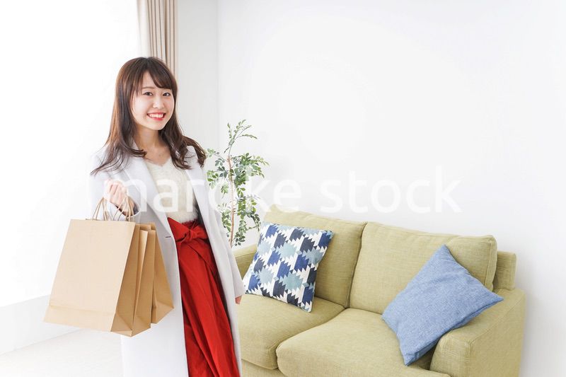 ショッピングから帰ってきた女性