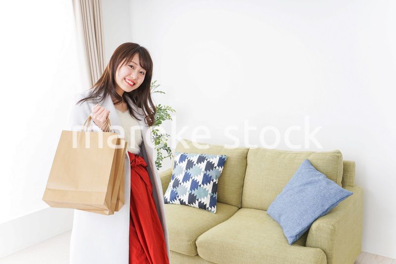 ショッピングから帰ってきた女性