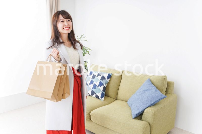 ショッピングから帰ってきた女性