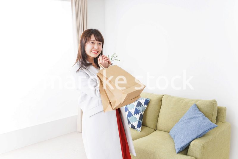 ショッピングから帰ってきた女性