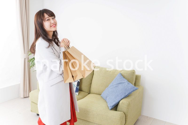 ショッピングから帰ってきた女性