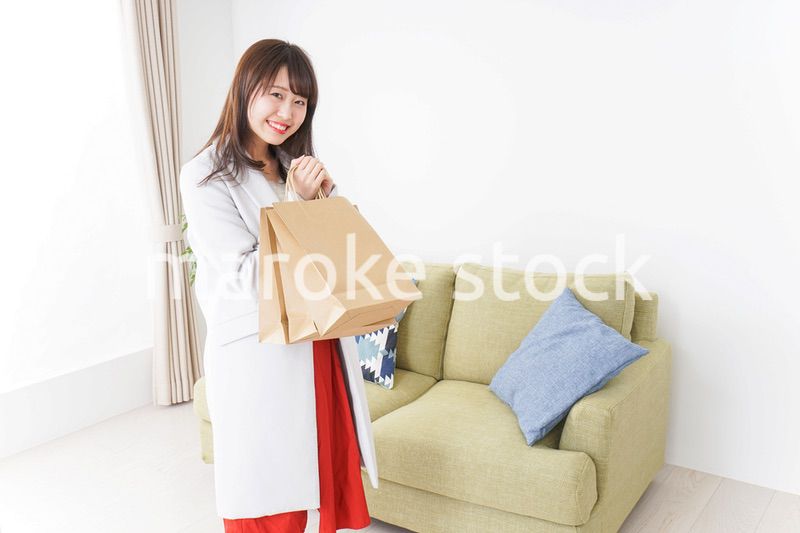 ショッピングから帰ってきた女性