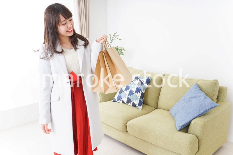 ショッピングから帰ってきた女性