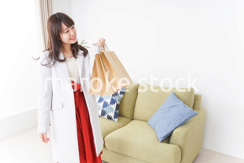 ショッピングから帰ってきた女性