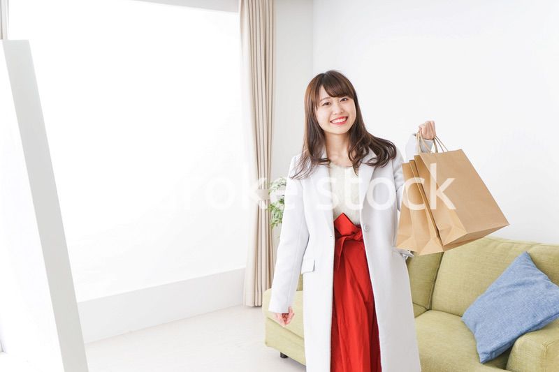 ショッピングから帰ってきた女性