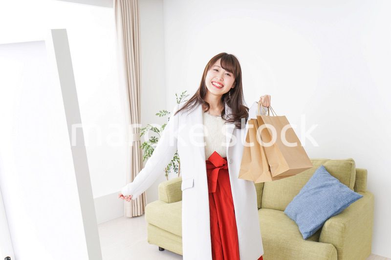 ショッピングから帰ってきた女性