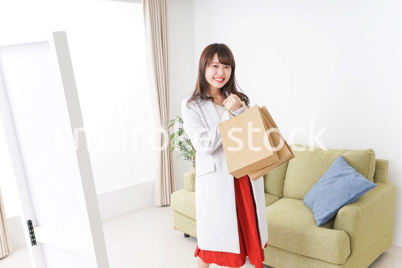 ショッピングから帰ってきた女性