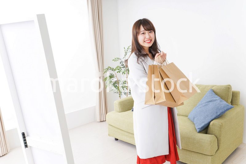 ショッピングから帰ってきた女性