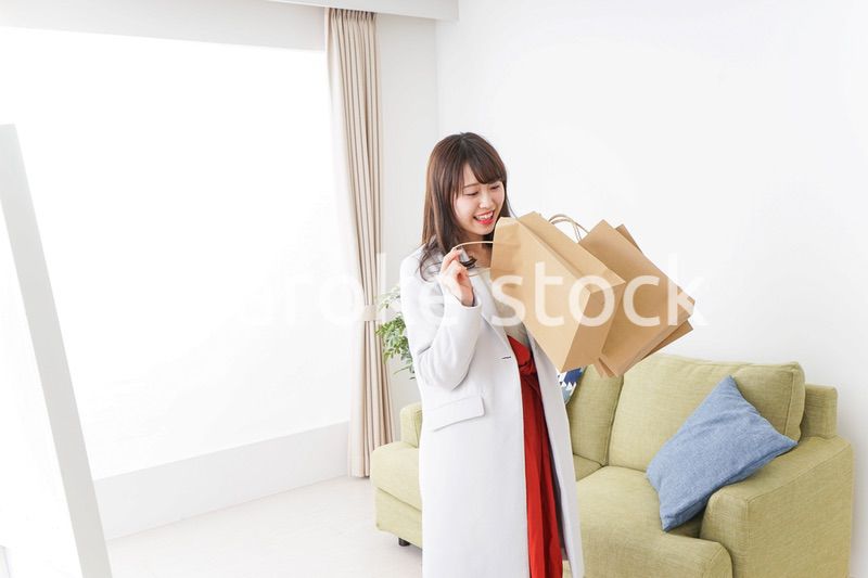 ショッピングから帰ってきた女性