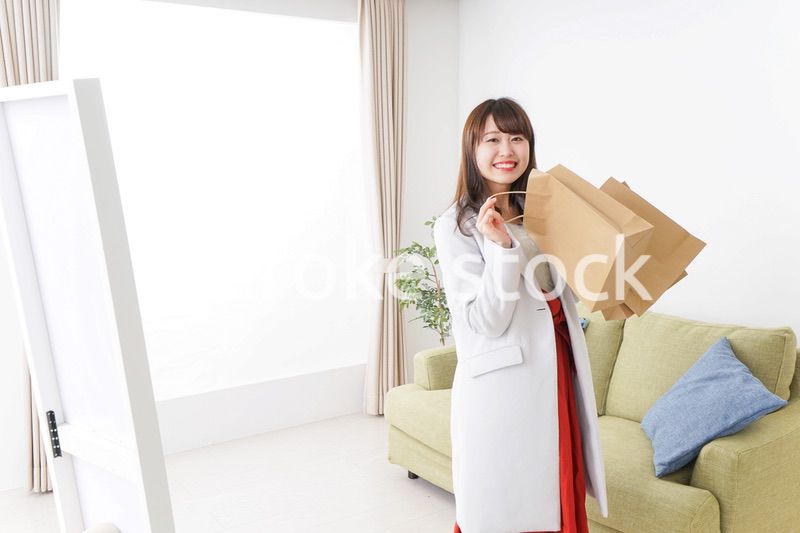 ショッピングから帰ってきた女性