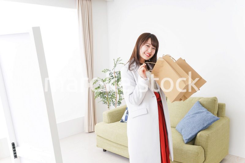 ショッピングから帰ってきた女性