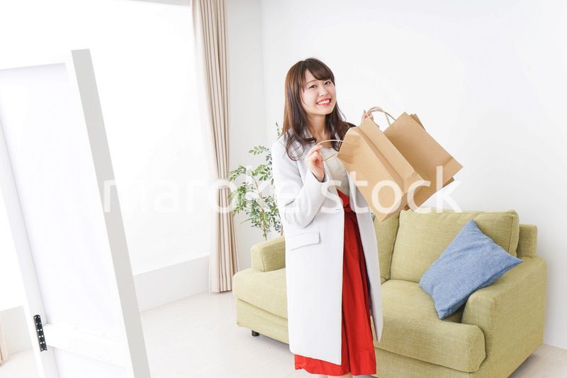 ショッピングから帰ってきた女性